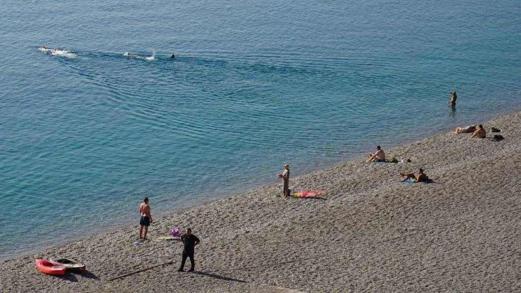 Antalya’da Mevsimler Karıştı: Kasım Ayında Deniz Sefası Sürüyor! 4
